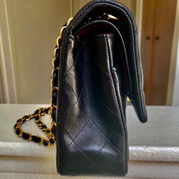 Chanel Medium Classic Flap Black Lambskin - Picture 4 of 15